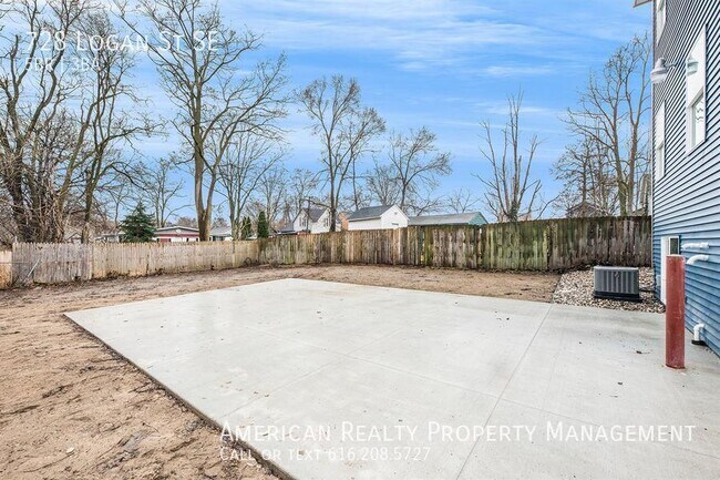 Building Photo - 728 Logan St SE