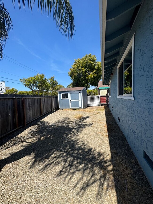 Building Photo - BRIGHT CORNER HOME WITH SPACIOUS BACKYARD ...