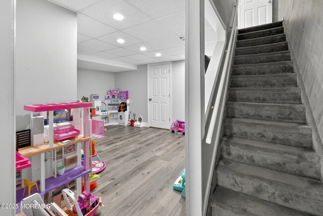 Building Photo - 285 Longwood Dr