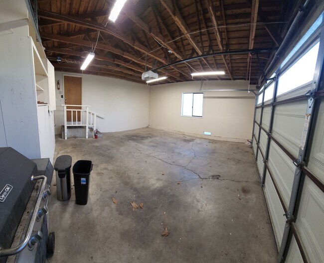 Building Photo - 5 Bedroom 3 bathroom in close proximity to POLY CAMPUS!