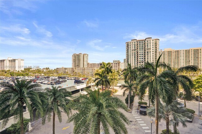 Building Photo - 100 Bayview Dr