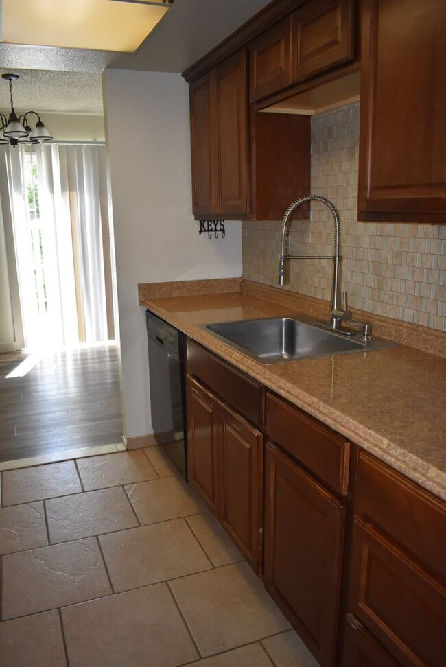 Building Photo - Woodstock Green Townhome unit with a commu...