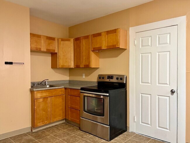 Building Photo - 271-273-273 Pleasant St