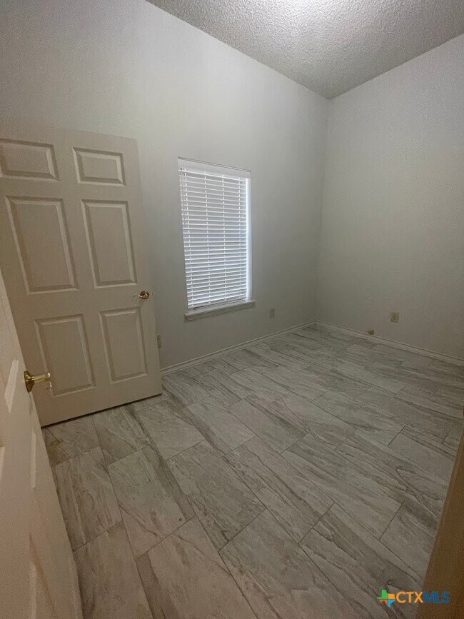 Building Photo - 1375 Canyon Trce