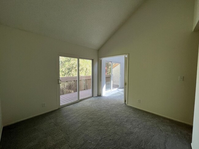 Building Photo - LOCATION! Move-in ready 2+2 w/parking, pool + balcony!