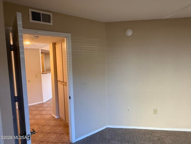 Building Photo - 5751 N Kolb Rd