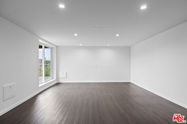 Building Photo - 350 Chautauqua Blvd