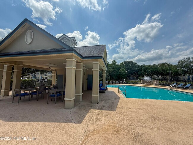 Building Photo - 13700 Richmond Park Dr N