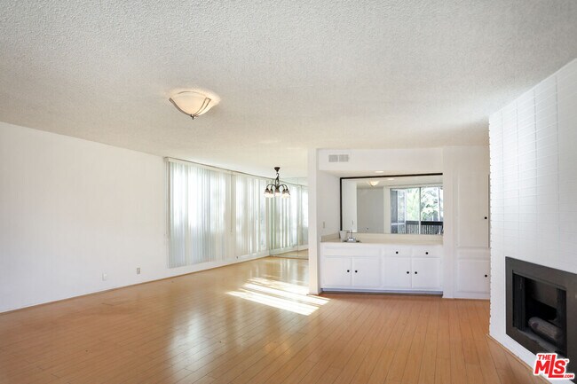 Building Photo - 809 S Bundy Dr