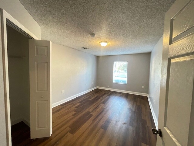 Building Photo - 8832 Coral Palms Ct