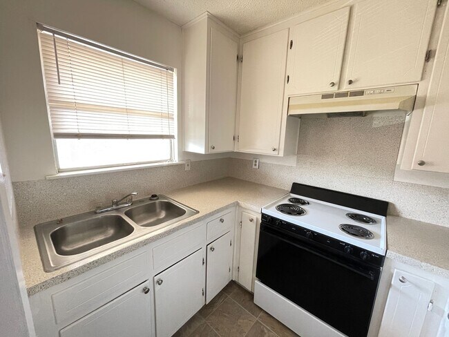 Building Photo - 101 E Cardinal Ln