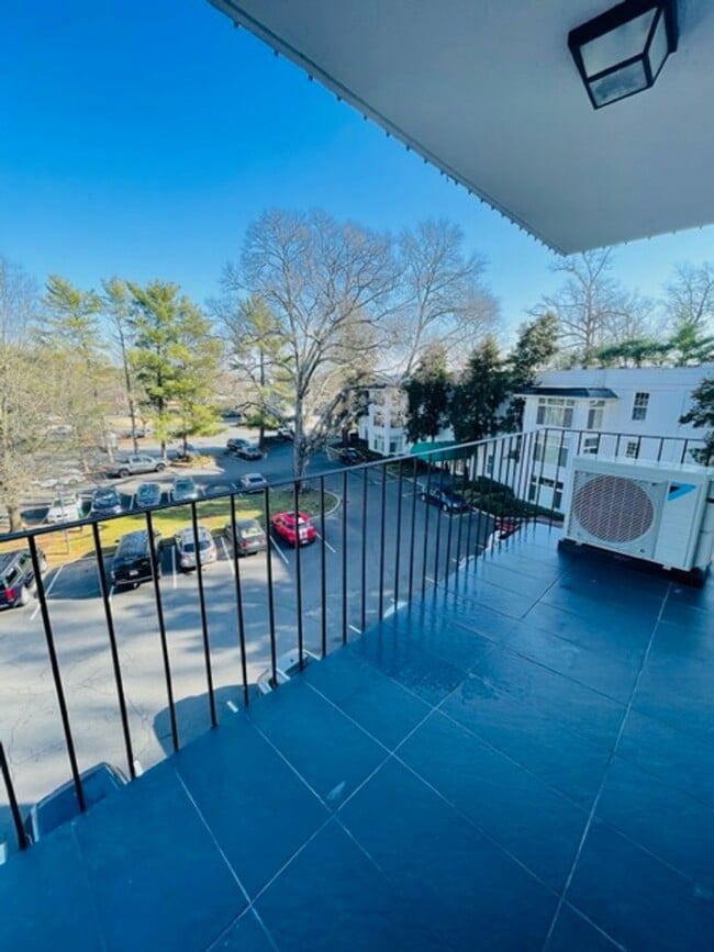 Building Photo - Myers Park Condo, Move-In Ready! All utili...