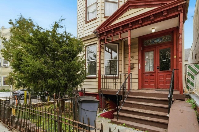 Primary Photo - 1714 West St