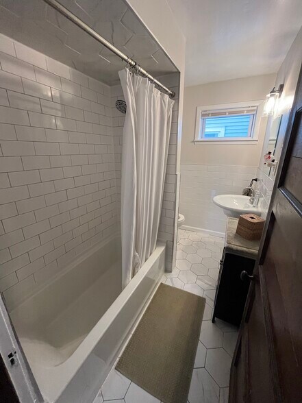 Building Photo - 166 Blaine Ave