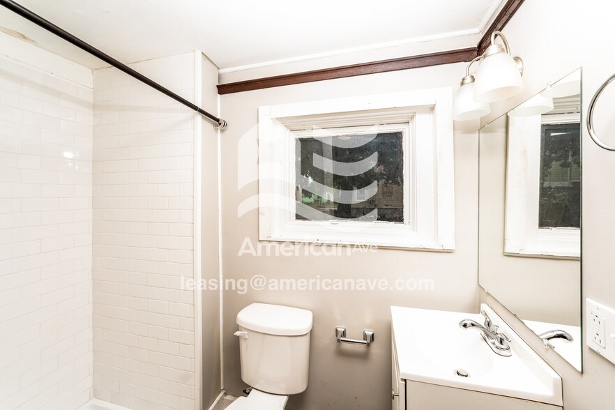 Building Photo - 40 Lux St