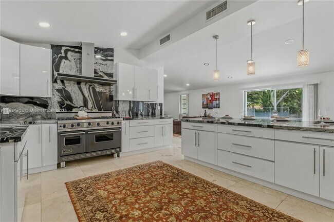 Building Photo - 9811 SW 96th St