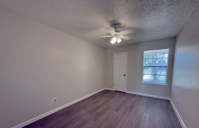 Building Photo - 1614 W Braker Ln