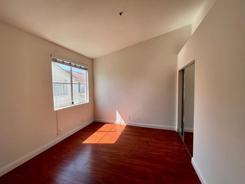 Building Photo - 5405 Marine Ave