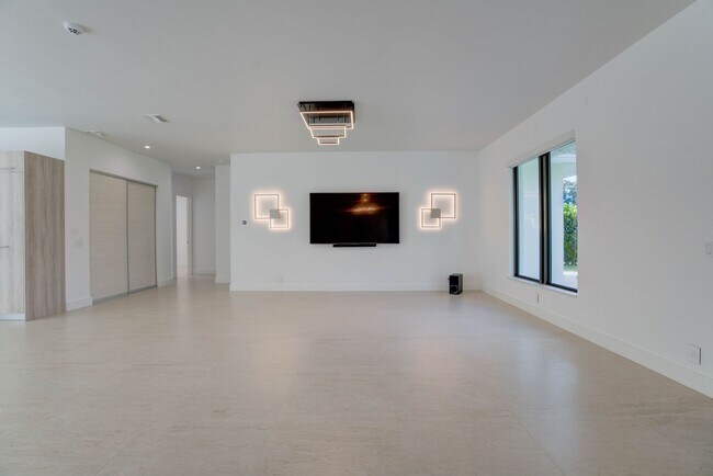Building Photo - Modern Home in Palm Beach Gardens, Just Minutes from Juno Beach