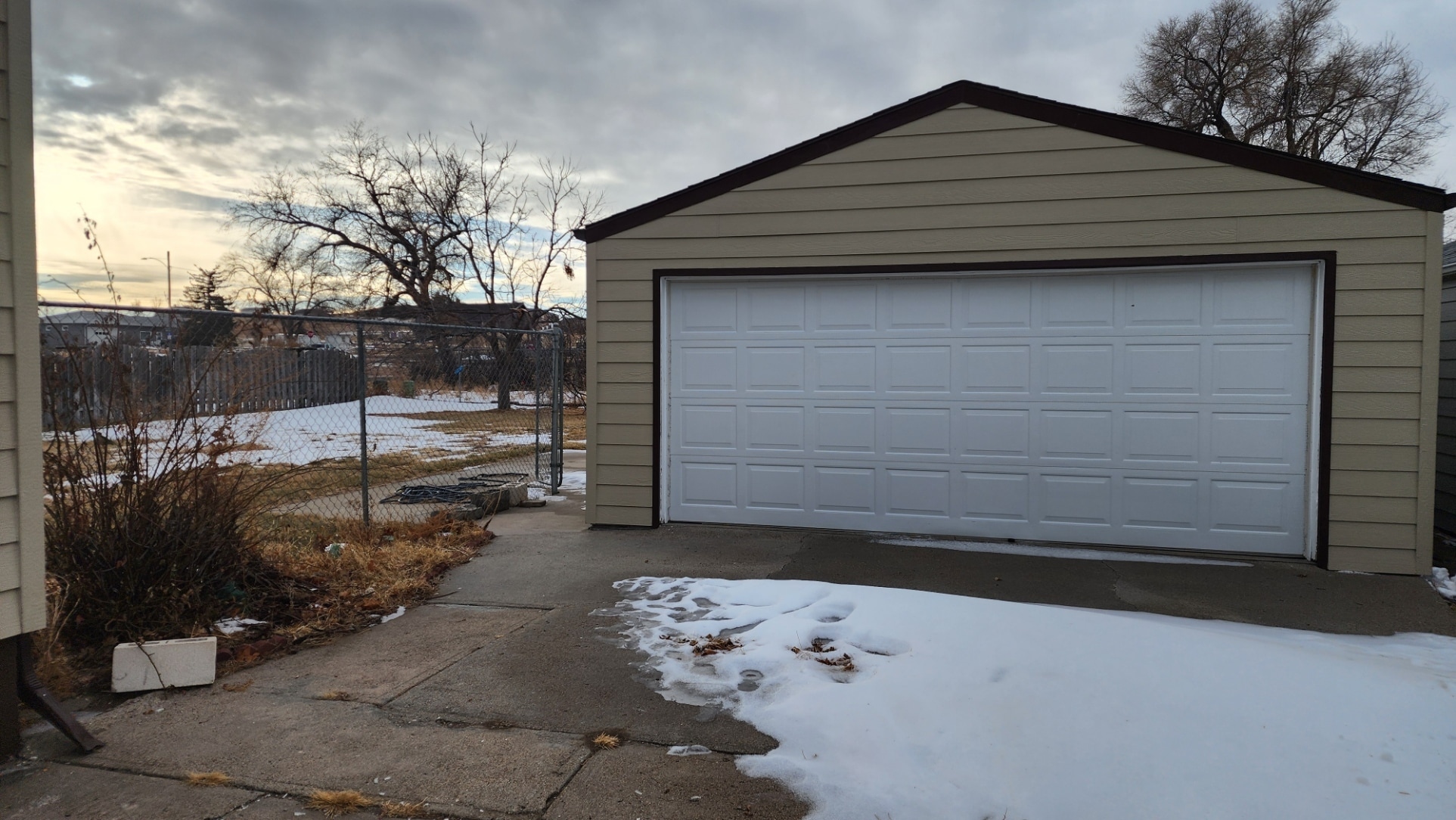 Building Photo - 1133 Country Club Dr