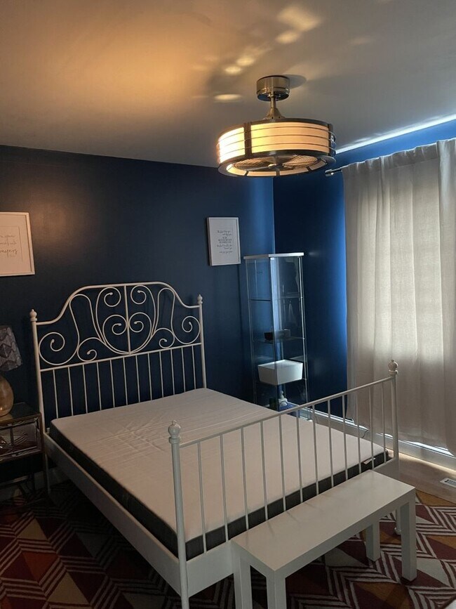 Building Photo - Spacious Townhome 2Bed/1Bath- Available July 1