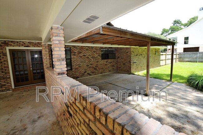 Building Photo - 2530 Chantulane Ave