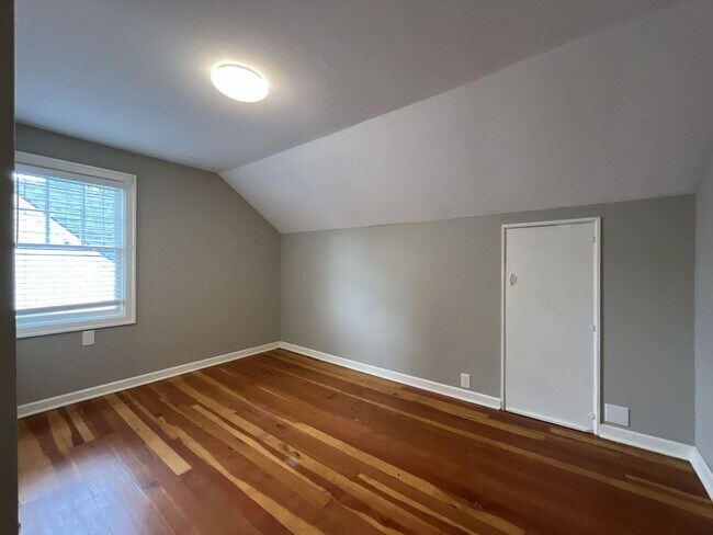 Building Photo - Stunning Rose City Park 5BD 2BA Home with Gas Fireplace Updated Finishes, Air Conditioning & Laun...