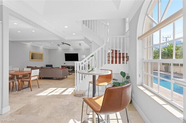 Building Photo - 4 br, 2.5 bath Townhome - 370 NE 7th Ave #...