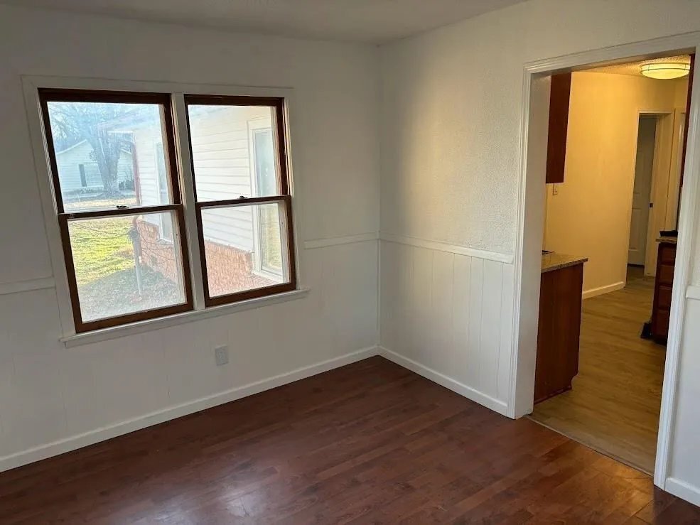 Building Photo - 1209 W Spruce Ave