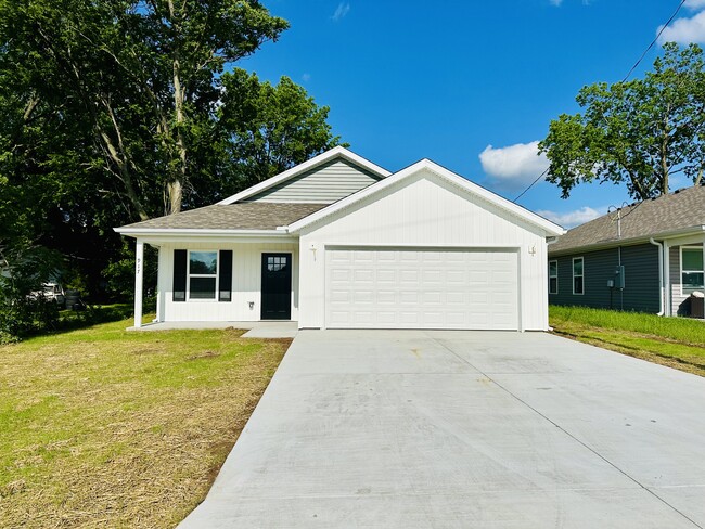 Building Photo - 917 N Hall St