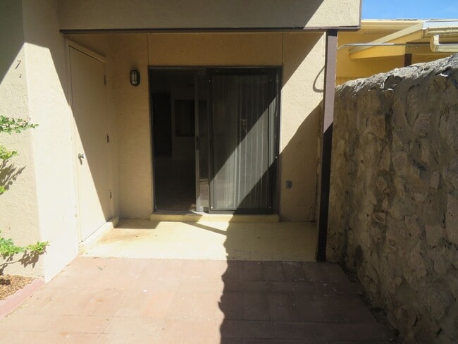 Building Photo - 2 Bedroom 2 Bath Townhouse Available for Rent