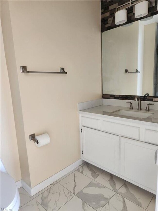 Building Photo - Newly Renovated Condo in Salem