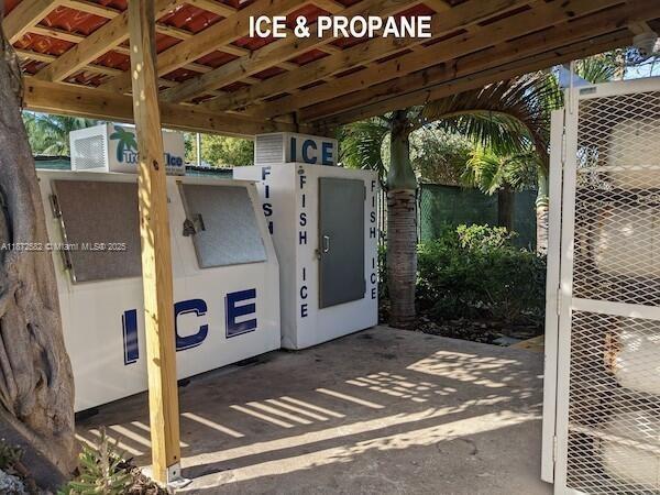 Building Photo - 325 Calusa St