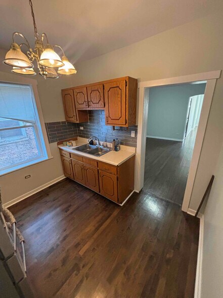 Building Photo - 1805 N Mayfield Ave