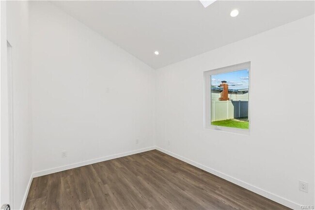 Building Photo - 552 N Cambridge St