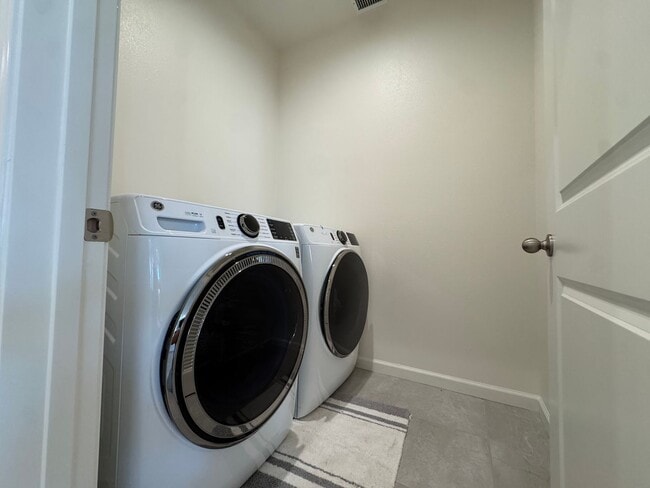 Building Photo - 1267 Las Rosas Ave