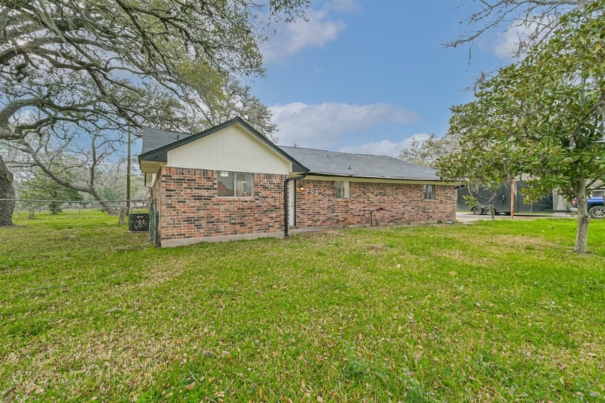 Building Photo - 202 Lakewood Dr