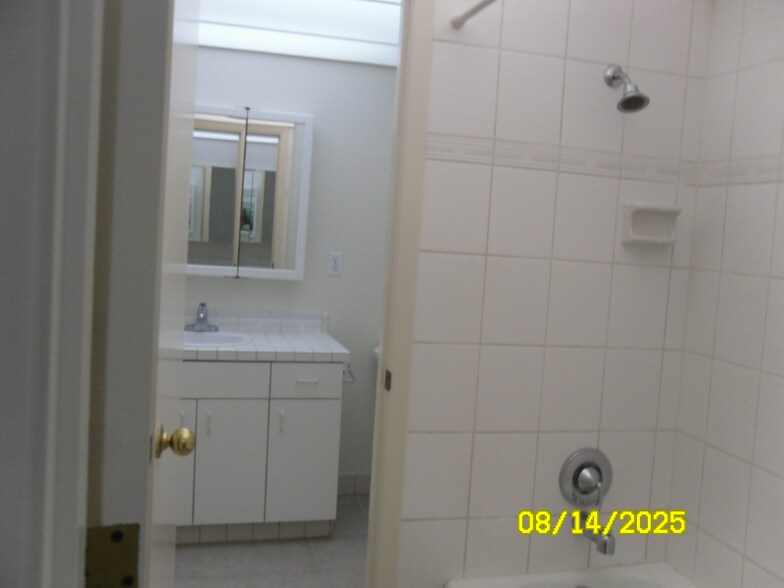 Building Photo - 5575 E Evergreen Blvd