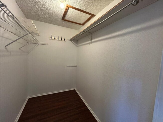 Building Photo - 3809 Spicewood Springs Rd