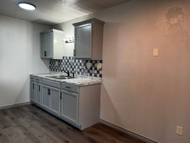 Building Photo - 505 Oak