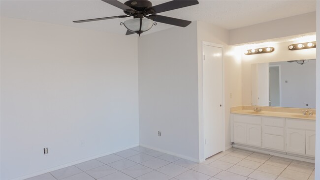 Building Photo - 9102 Benthos Dr