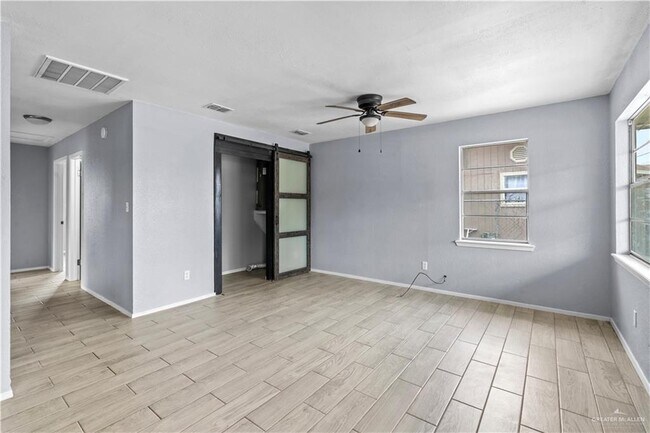 Building Photo - 10 E Wells St