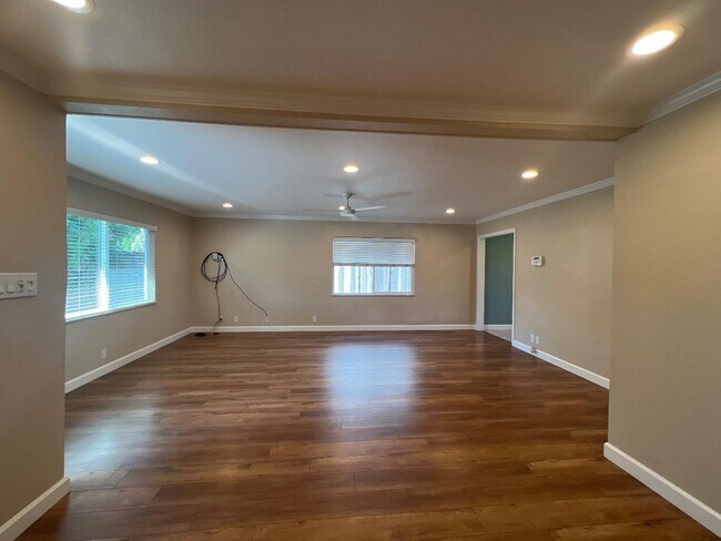 Building Photo - 3095 Calzar Dr