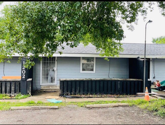 Building Photo - 1202 Manor St