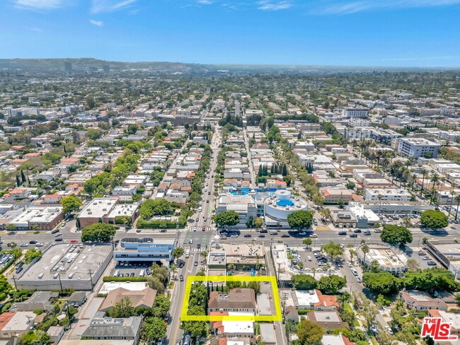 Building Photo - 361 1/2 S Doheny Dr