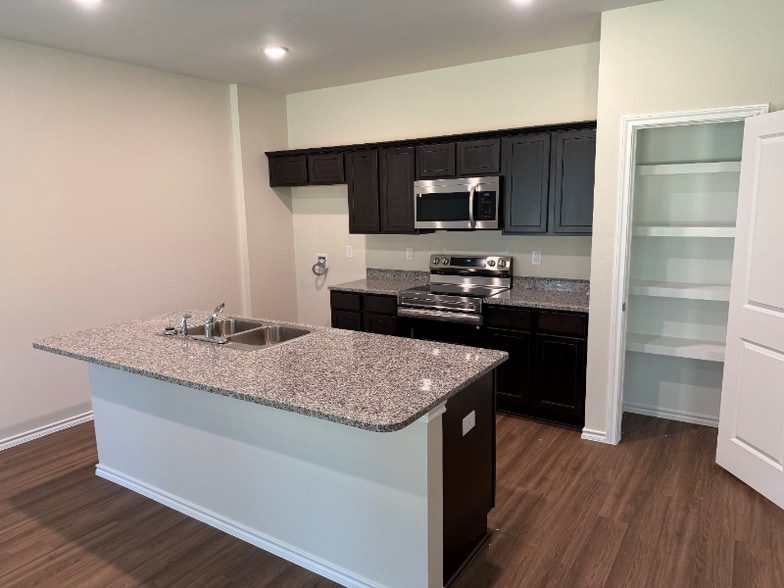 Building Photo - 3109 Mesa Dr