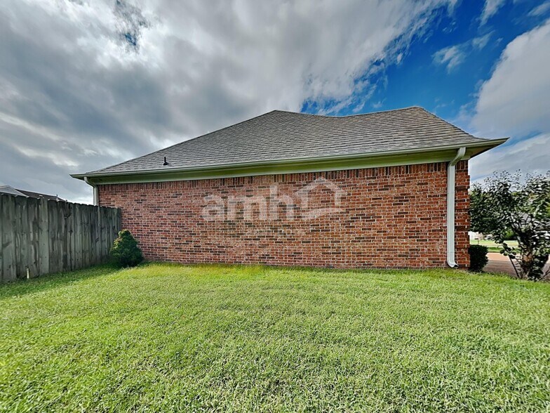 Building Photo - 8183 White Wing Cove W