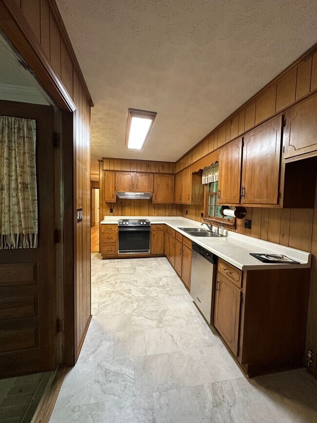 Building Photo - Available now,  3/2 with large unfinished basement, in University Heights