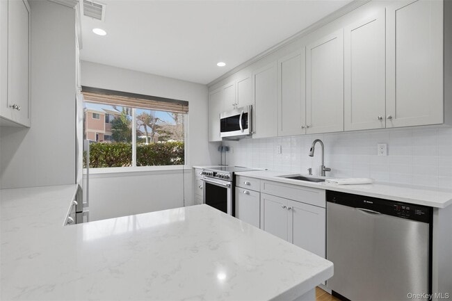 Building Photo - 10 Bayberry Ln