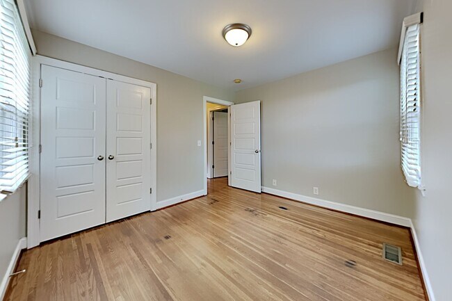 Building Photo - 534 Whispering Hills Dr